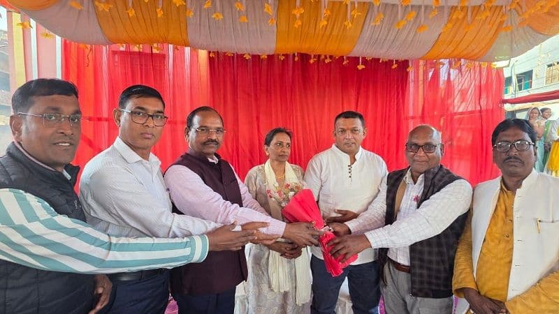 मॉरीशस के पूर्व उप प्रधानमंत्री की बेटी दामाद के भारत आगमन पर चतरा कुशवाहा समाज ने किया स्वागत 