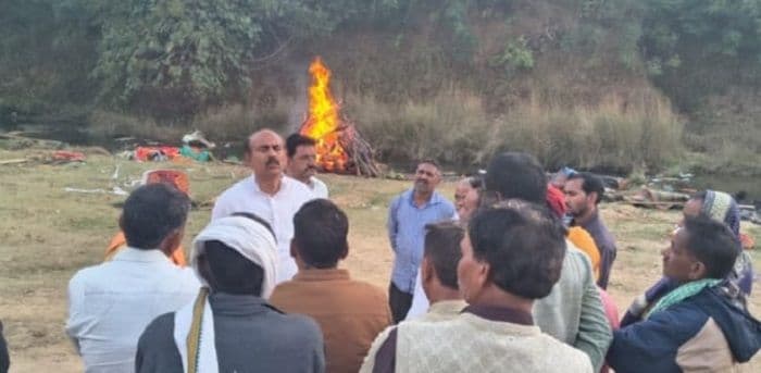 एयर एंबुलेंस में मारे गए परिवार से मिले पूर्व मंत्री केएन त्रिपाठी, बंधाया ढांढस