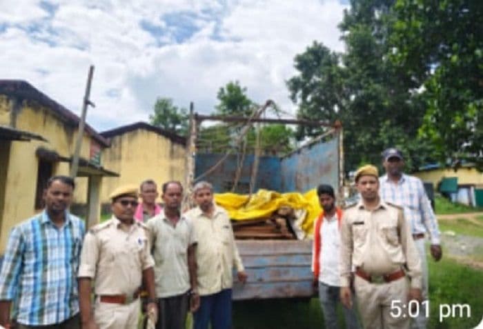 छिपादोहार में अवैध लकड़ी लदा एक पिकअप वैन जब्त,दो गिरफ्तार