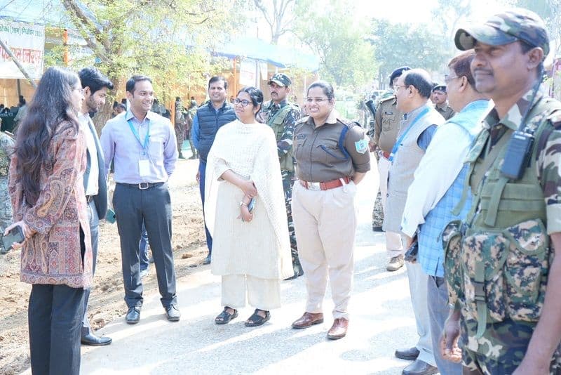 बूथों के लिये रवाना हुए कर्मी,जिला निर्वाचन पदाधिकारी ने सभी को किया ब्रीफ 