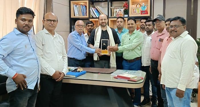 झारखंड में पहला रोबोटिक नी रिप्लेसमेंट सर्जरी की सफलता पर डॉ प्रवीण सिद्धार्थ को प्रेस क्लब पलामू ने किया सम्मानित
