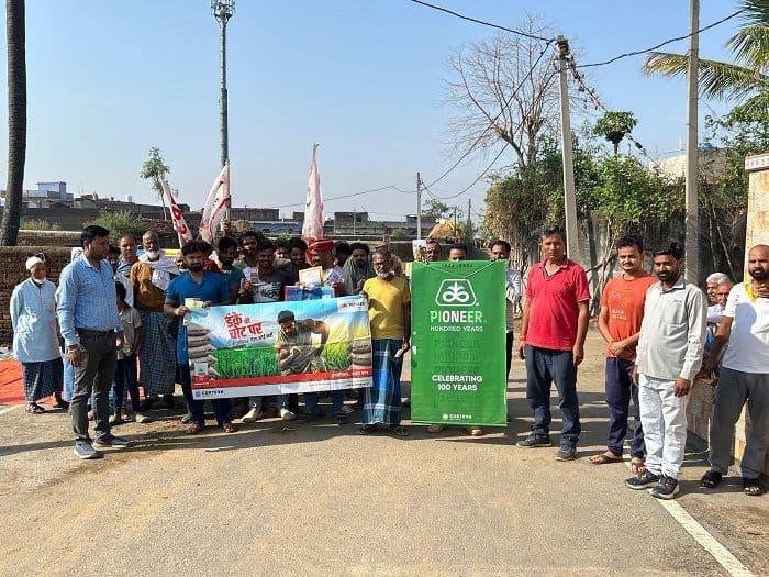 किसानों को दी गई पायोनियर 27P37 धान की चार विशेषताओं की जानकारी