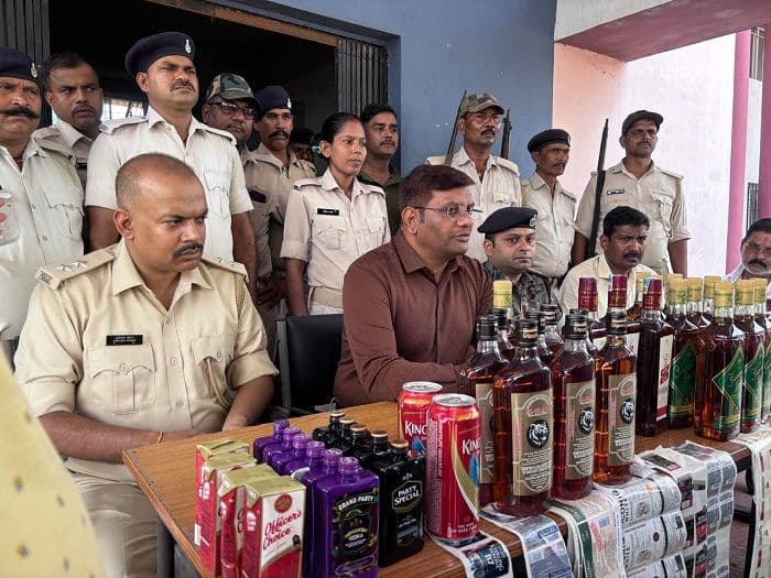 गिरिडीह में अवैध विदेशी शराब की बड़ी फैक्ट्री का उद्भेदन, करीब 7,200 लीटर तैयार शराब जब्त