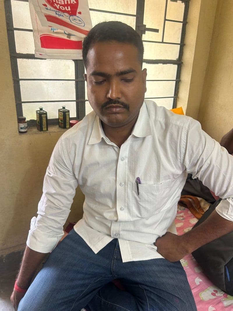 रिश्वत लेते रंगे हाथ पकड़ा गया चंदवारा थाना का पुलिस अधिकारी, एसीबी की ट्रैप टीम ने की गिरफ्तारी