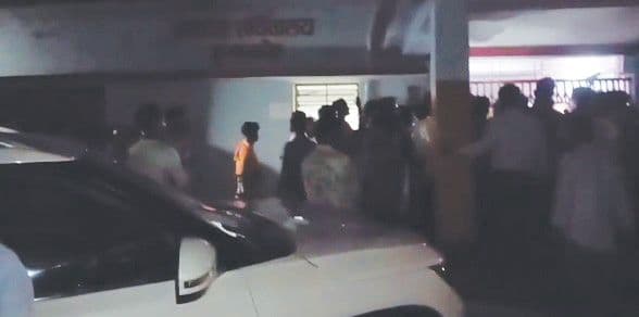 कुसुमाडीह पंचायत सचिवालय में हंगामा: वीडियो बनाने पर युवक से मारपीट का आरोप, बीडीओ को ग्रामीणों ने बनाया बंधक