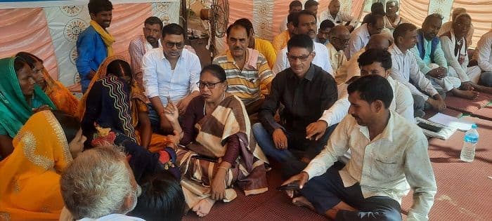 ऋतु हत्याकांड के पीड़ित परिवार के धरने पर पहुंचीं कांग्रेस जिलाध्यक्ष बिमला कुमारी
