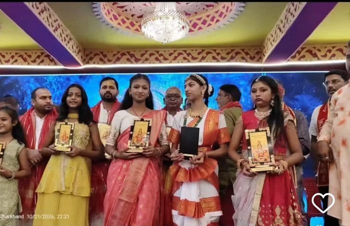 नृत्य की रंगारंग प्रस्तुतियों से झूमा अमड़ापाड़ा, दुर्गापूजा के 158 सहयोगियों व पांच पुरोहितों का हुआ सम्मान