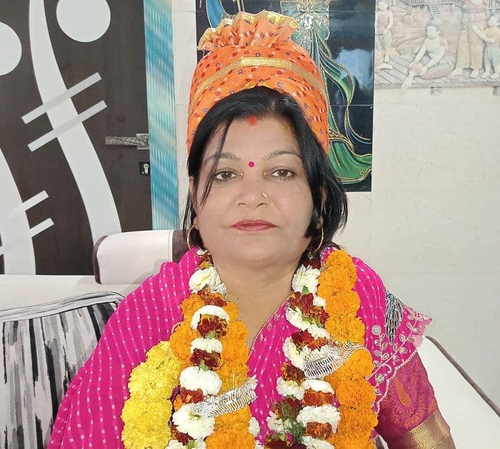 वार्ड 8 की प्रत्याशी मधु ओझा ने किया मेदिनीनगर सदर प्रखंड में नामांकन दाखिल