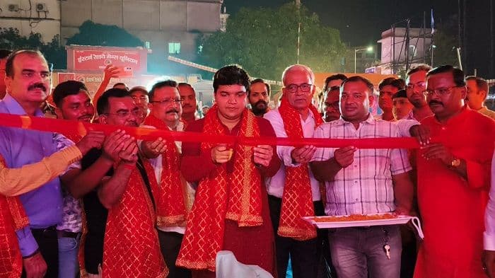 उपायुक्त ने रेलवे स्टेशन दुर्गा पूजा पंडाल का किया उद्घाटन