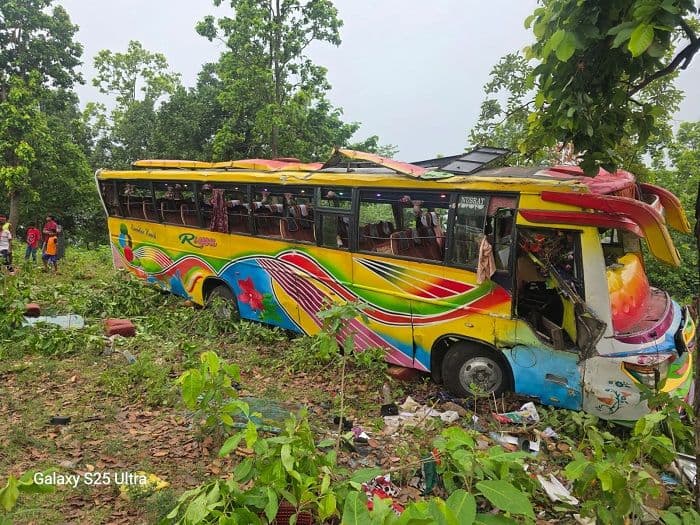 बारात से लौट रही बस दुर्घटनाग्रस्त, दो की मौत, 50 से अधिक बराती घायल