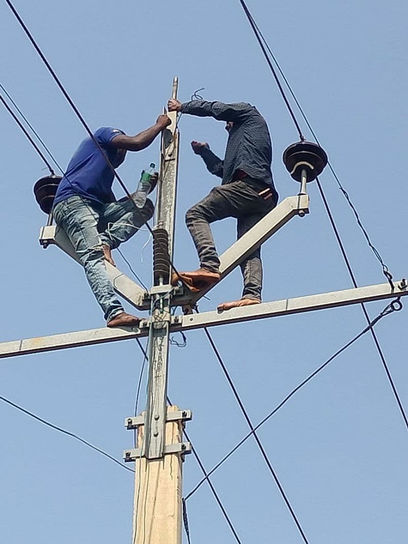 चैनपुर में बिजली कटौती की मार, लोगों की जिंदगी हुई अस्त-व्यस्त