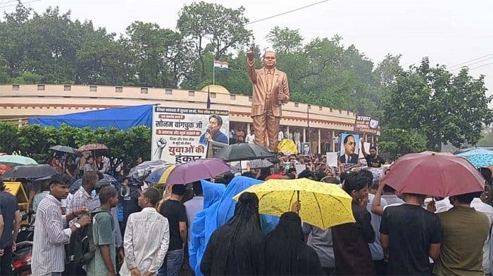 नीट पेपर लीक के विरोध में रायपुर में प्रदर्शन, शिक्षा मंत्री के इस्तीफे की मांग