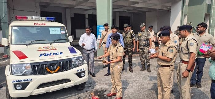 पाकुड़ पुलिस को मिली 11 नई बोलेरो: सुरक्षा व्यवस्था होगी और सशक्त, डीसी-एसपी ने दिखाई हरी झंडी