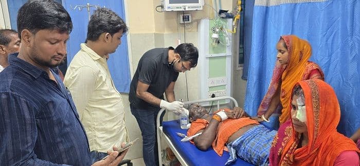 अपराधियों ने किया तेजाब से हमला, दस युवक झुलसे, अस्पताल में भर्ती