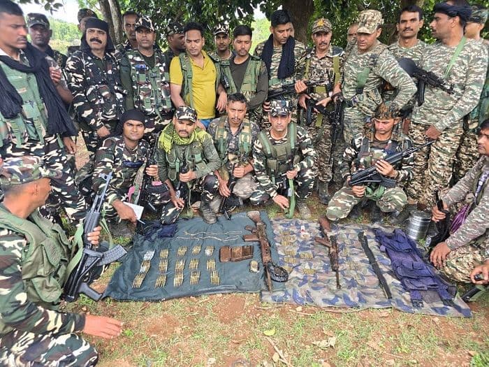 लातेहार: नक्सल विरोधी अभियान में पुलिस को बड़ी सफलता, 8 केन IED बम विनष्ट, हथियार और गोला-बारूद बरामद