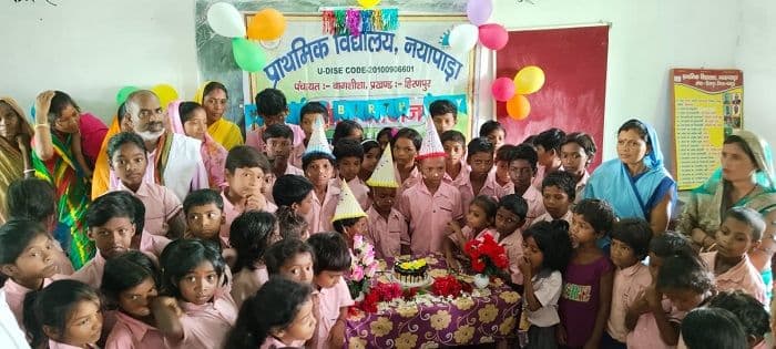 डीसी की अनोखी पहल ने बच्चों के चेहरों पर लाई मुस्कान, पहली बार केक काट कई छात्रों ने मनाया बर्थडे 