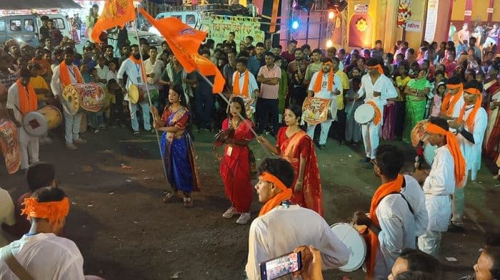 नम आंखों से दी मां दुर्गा को विदाई, जयकारों के बीच प्रतिमा का विसर्जन
