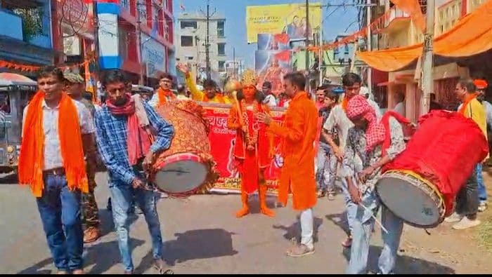 हनुमान जयंती पर पाकुड़ में निकली भव्य शोभायात्रा, रहा भक्तिमय माहौल