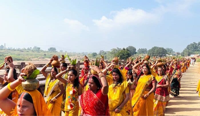 नवरात्रि पर डुमरी में दिखी श्रद्धा और भक्ति, कलश यात्रा में सरना धाम अनाथ आश्रम के बच्चे भी हुए शामिल