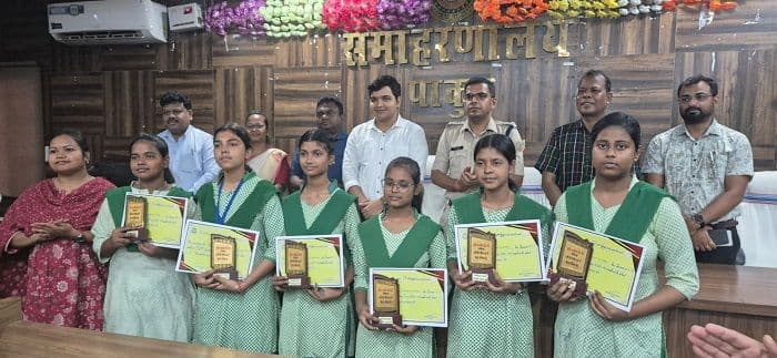 सीएम स्कूल  ऑफ एक्सीलेंस गर्ल्स से सीबीएसई दसवीं के रिजल्ट  में छह अव्वल आई छात्राएं हुई सम्मानित 