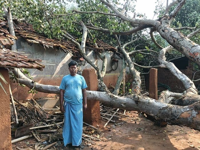 रामगढ़ में आंधी-तूफान और ओलावृष्टि से तबाही, दो भैंसों की मौत