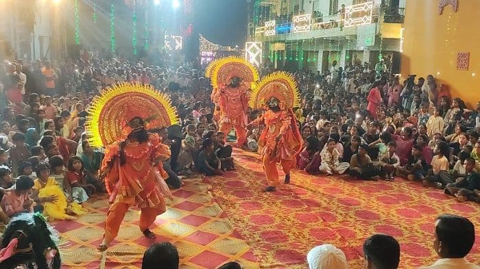 छऊ नृत्य की शानदार प्रस्तुति ने श्रद्धालुओं का मोहा मन