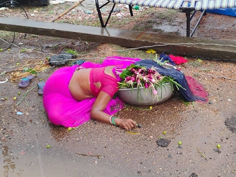 आंधी बारिश ने बनासो बाजार टांड मे सब्जी बेचने वाली एक महिला की ली जान