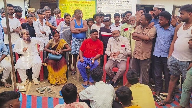 शिक्षा के मंदिर राजकीय कृत उत्क्रमित उर्दू उच्च विद्यालय चरहू बना मयखाना