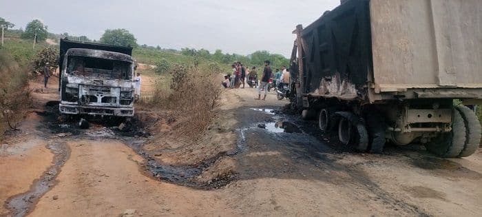 पलामू के छतरपुर में अपराधियों ने दो हाइवा को किया आग के हवाले, चालक के साथ की मारपीट 