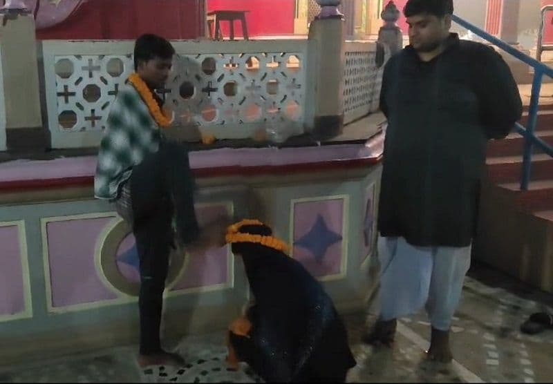 दरभंगा के श्यामा माई मन्दिर में प्रेमी ने पैरो से दुल्हन को पहनाई वरमाला