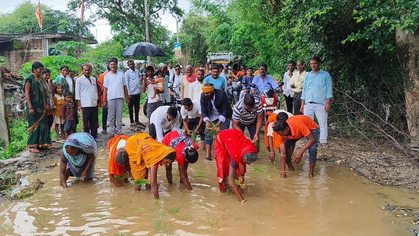 सड़क की बदहाली से आक्रोशित ग्रामीणों ने सगालीम-आसेहार मुख्य सड़क पर किया धनरोपनी