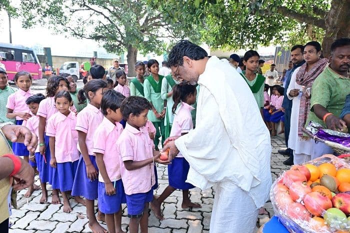 हेमंत सोरेन की माता रूपी सोरेन को श्रद्धांजलि देने नेमरा पहुंचे जनप्रतिनिधि और अधिकारी