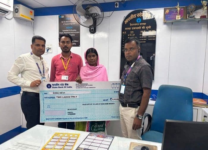 मात्र 436 रुपए में मिला 2 लाख का सहारा, पति की मौत के बाद पत्नी को मिली बीमा राशि