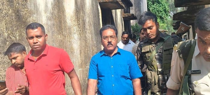 लातेहार में दो राजस्व कर्मचारी घूस लेते रंगेहाथ गिरफ्तार