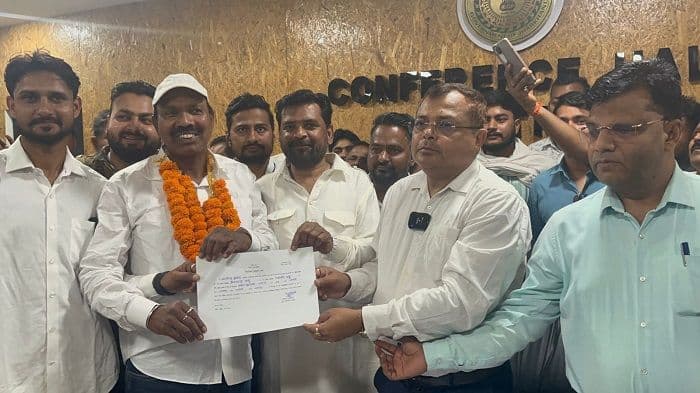 40 साल तक बस स्टैंड पर पसीना बहाया, आज संभालेंगे शहर की सरकार; प्रेमचंद साव के नाम रही जीत