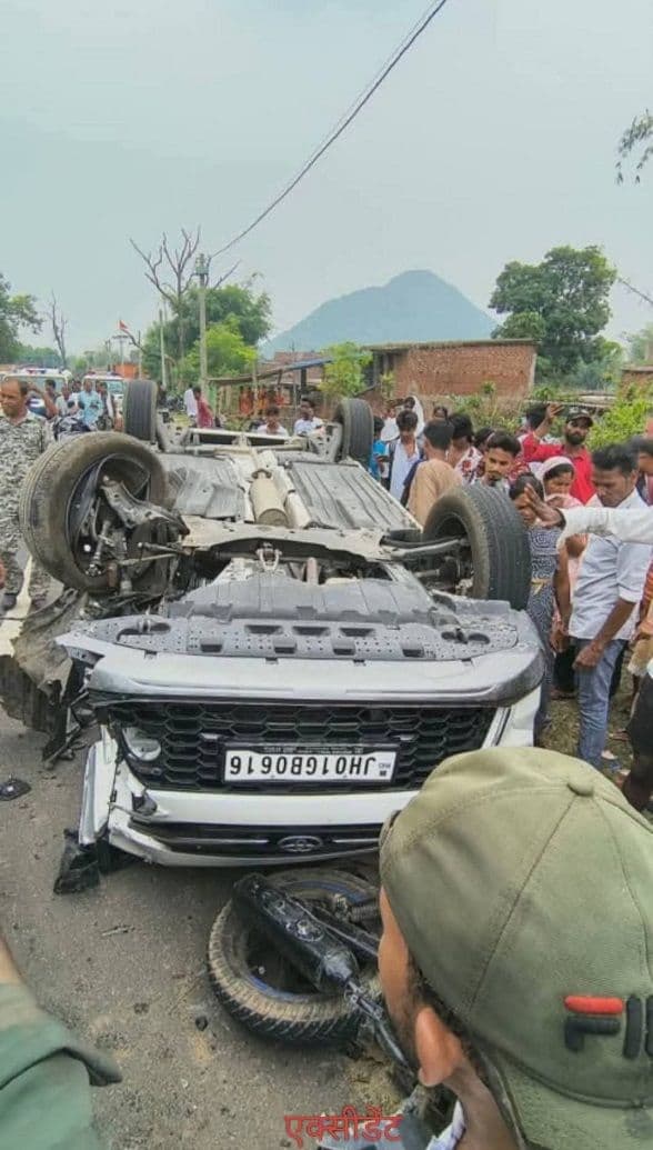 कार और बाइक की टक्कर में पिता-पुत्र की मौत, तीन घायल 