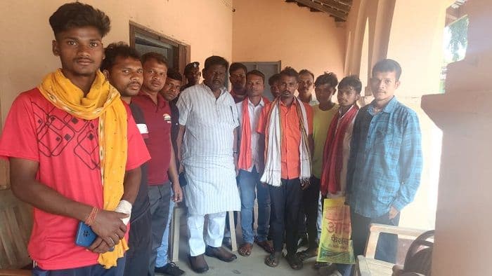 2 वर्षों से बदहाल सड़क का दंश झेल रहे 300 परिवार, विधायक से लगाई पक्की सड़क निर्माण की गुहार