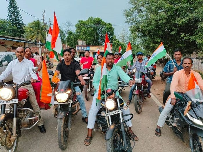 सैनिकों के सम्मान में निकाला गया तिरंगा यात्रा 