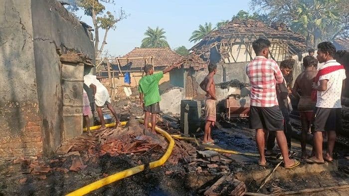 पति-पत्नी विवाद में लगी आग, चार घर जलकर राख; महिला गंभीर रूप से झुलसी