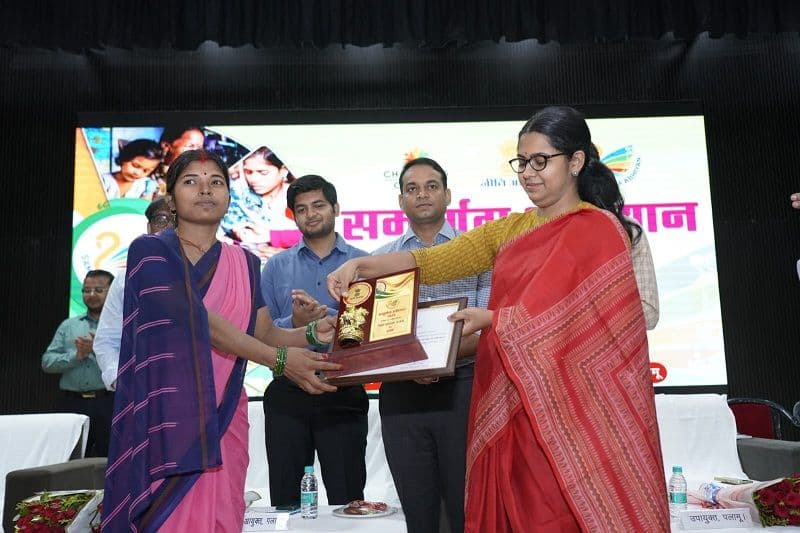 नीति आयोग के संपूर्णता अभियान में बेहतर कार्य करने वाले पदाधिकारियों एवं कर्मियों को उपायुक्त ने किया सम्मानित 