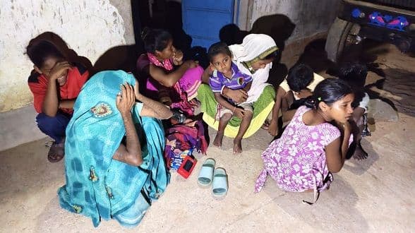 तीन छोटे छोटे बच्चों की बदकिस्मती पूछ रही सवाल, क्या होगा इन मासूम बच्चों का ?
