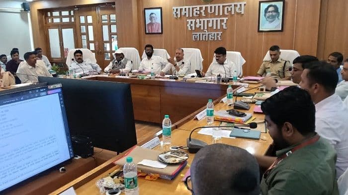 दिशा की बैठक में विकास योजनाओं की समीक्षा, स्थानीय युवाओं को रोजगार देने पर जोर
