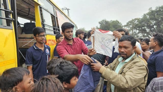 एनआईटी जमशेदपुर की एनएसएस इकाई ने वस्त्र वितरण एवं जागरुकता अभियान किया आयोजित