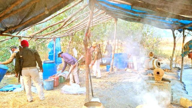 राजनगर : जंगल में चल रहा अवैध महुआ शराब अड्डा ध्वस्त, 700 किलोग्राम जावा नष्ट, 20 लीटर शराब जब्त