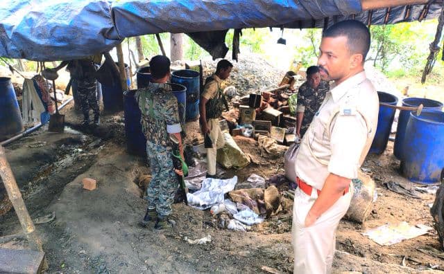 जंगलों में अवैध शराब के खिलाफ बड़ी कार्रवाई, 550 किलो जावा महुआ नष्ट, 50 लीटर शराब जब्त
