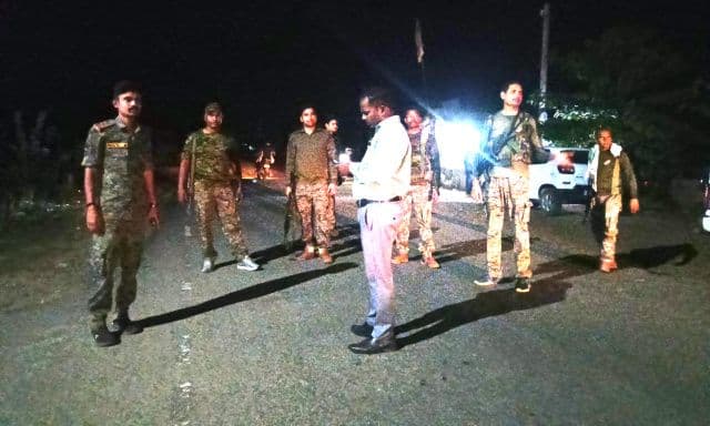 अवैध खनन पर सख्ती, कुकड़ू प्रखंड कार्यालय के समीप पुलिस-प्रशासन का जांच अभियान, माफियाओं में मचा हड़कंप