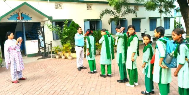 सरायकेला में शिक्षा विभाग की अनूठी पहल, छात्राओं का विद्यालय में तिलक और फूल से स्वागत, समय पालन के लिए प्रोत्साहन