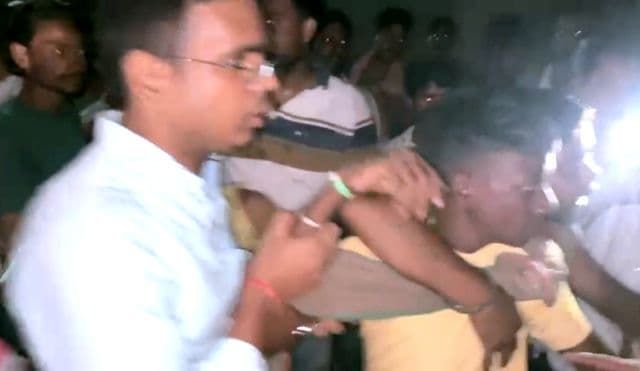 गम्हरिया के दुग्धा गांव में गौवंशी वध को लेकर तनाव, ग्रामीणों ने पकड़ा एक युवक, पुलिस हिरासत में
