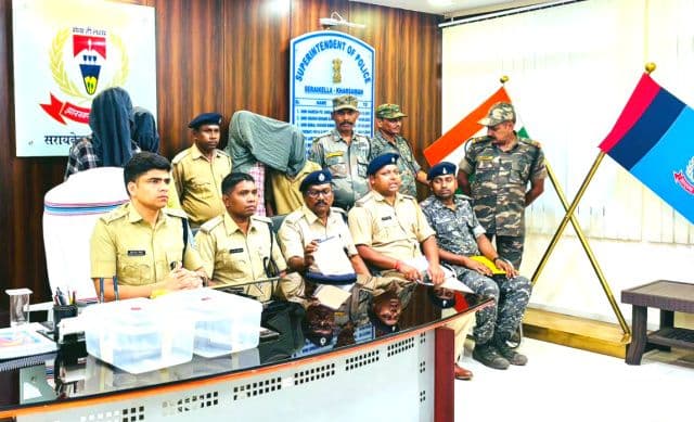 सरायकेला पुलिस को बड़ी कामयाबी, चार शातिर अपराधियों को हथियार समेत किया गिरफ्तार, हालिया फायरिंग मामलों का खुलासा