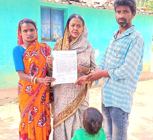 डायन प्रताड़ना से पीड़ित महिला ने पद्मश्री छुटनी महतो से लगाई न्याय की गुहार